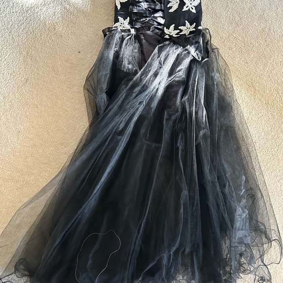 Black ad white tulle gown size 8 by Grace Karin - Picture 3 of 3